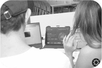 Personas construyendo proyectos juntas
